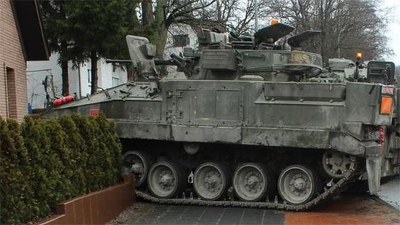 جندي مخمور يقتحم سور بيت مسنين.. بدبابة صورة رقم 2 جندي مخمور يقتحم سور بيت مسنين.. بدبابة صورة رقم 2