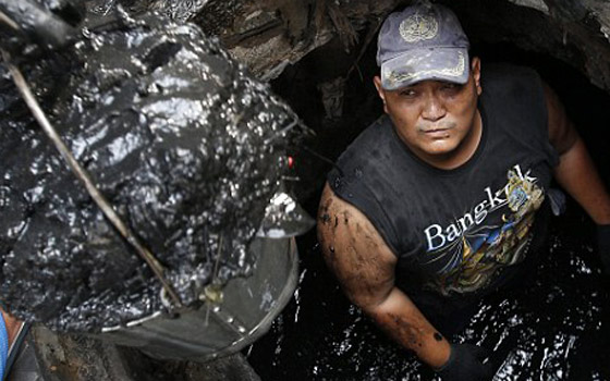 بالصور..هكذا يقضي عمال اسوأ منهة في العالم اوقاتهم صورة رقم 1