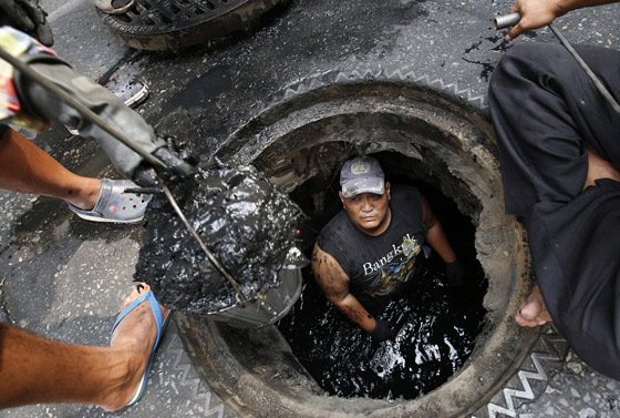 بالصور..هكذا يقضي عمال اسوأ منهة في العالم اوقاتهم صورة رقم 2