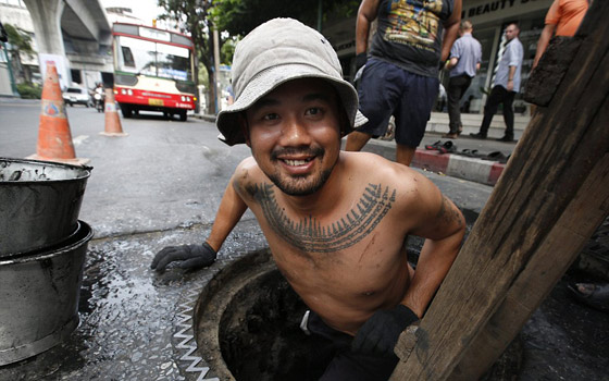 بالصور..هكذا يقضي عمال اسوأ منهة في العالم اوقاتهم صورة رقم 4