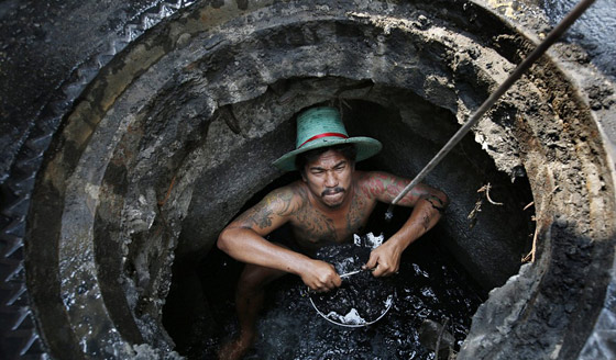 بالصور..هكذا يقضي عمال اسوأ منهة في العالم اوقاتهم صورة رقم 5