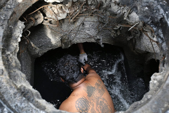 بالصور..هكذا يقضي عمال اسوأ منهة في العالم اوقاتهم صورة رقم 6