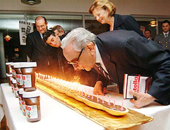 ايطاليا تودع اغني رجالها الى مثواه الاخير.. مبتكر شوكولا نوتيلا صورة رقم 1 ايطاليا تودع اغني رجالها الى مثواه الاخير.. مبتكر شوكولا نوتيلا صورة رقم 1