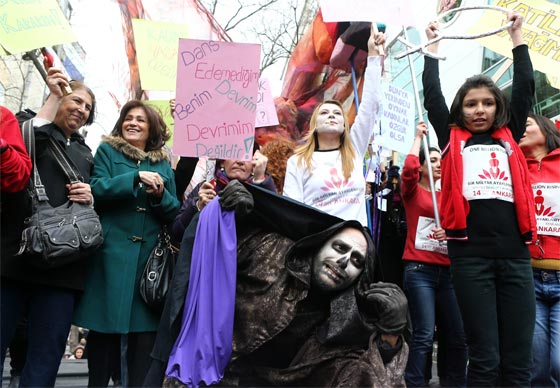 مطالبة باقالة وزير تركي بعد اغتصاب شابة وحرقها حية صورة رقم 13 مطالبة باقالة وزير تركي بعد اغتصاب شابة وحرقها حية صورة رقم 13