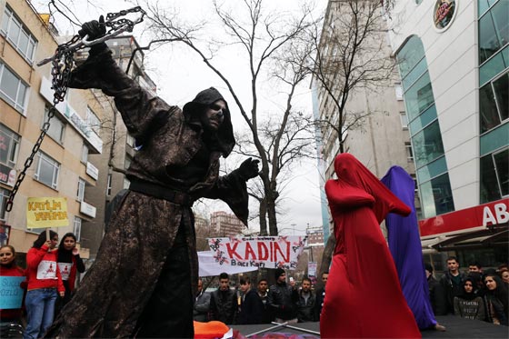 مطالبة باقالة وزير تركي بعد اغتصاب شابة وحرقها حية صورة رقم 17 مطالبة باقالة وزير تركي بعد اغتصاب شابة وحرقها حية صورة رقم 17