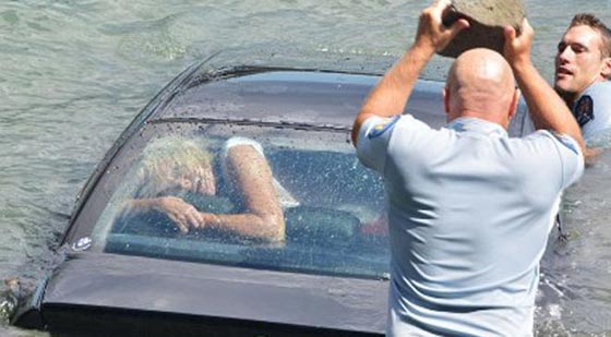  بالصور.. انقاذ امرأة من داخل سيارة غرقت في الميناء صورة رقم 1