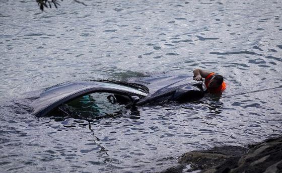  بالصور.. انقاذ امرأة من داخل سيارة غرقت في الميناء صورة رقم 2