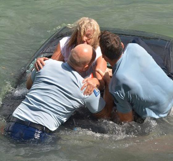  بالصور.. انقاذ امرأة من داخل سيارة غرقت في الميناء صورة رقم 3