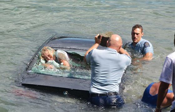  بالصور.. انقاذ امرأة من داخل سيارة غرقت في الميناء صورة رقم 4