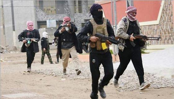 الدواعش يشحذون سكاكينهم لذبح 120 مختطفا مدنيا عراقيا صورة رقم 4