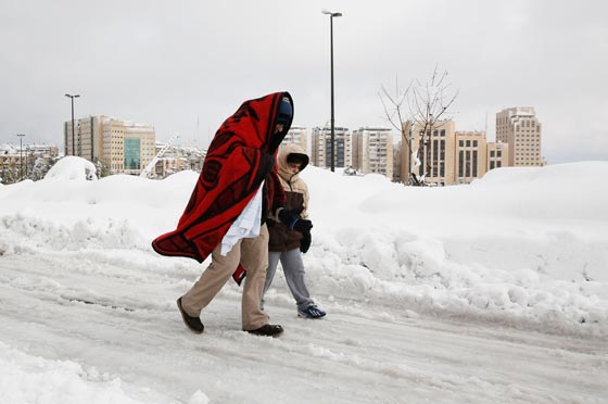 العاصفة جنى تصل ذروتها وتكسو شرق المتوسط بالأبيض صورة رقم 14