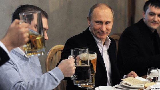 الوجه الاخر لبوتين.. كسول يستهين بزملائه ويضرب زوجته يوميا صورة رقم 8