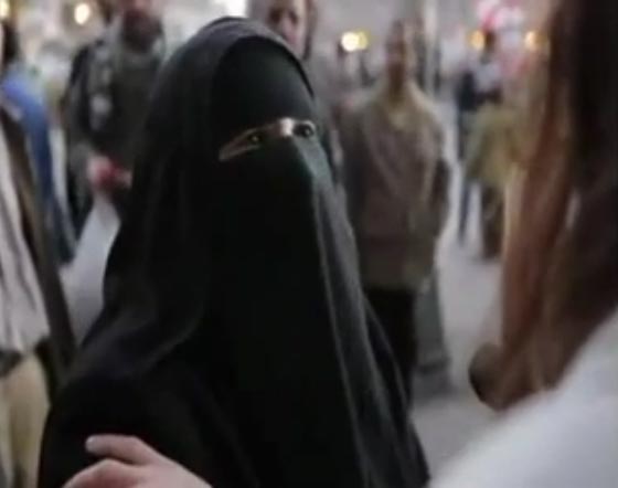 قدوة حسنة.. شاهد ما قالته هذه المسلمة المنتقبة للشباب المسيحيين صورة رقم 2