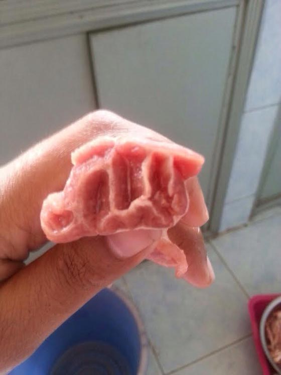 بالصور.. لفظ الجلالة يتشكل على قطعة لحم  صورة رقم 2