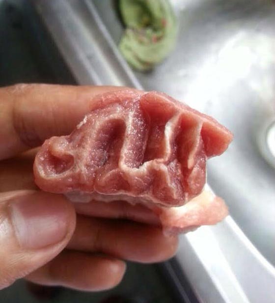 بالصور.. لفظ الجلالة يتشكل على قطعة لحم  صورة رقم 1