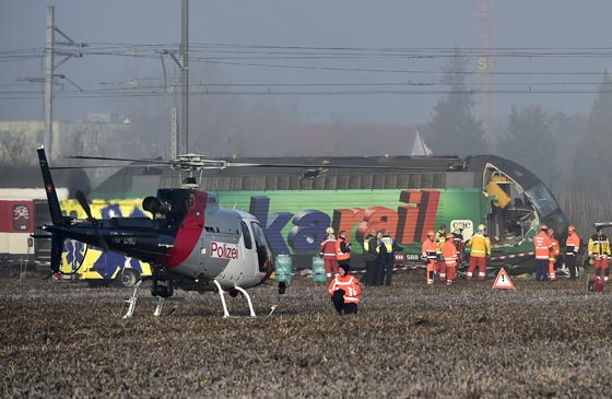  عشرات الجرحى في تصادم بين قطارين شمال سويسرا صورة رقم 5