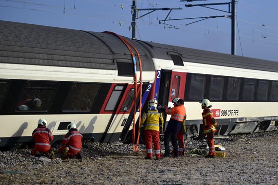  عشرات الجرحى في تصادم بين قطارين شمال سويسرا صورة رقم 8