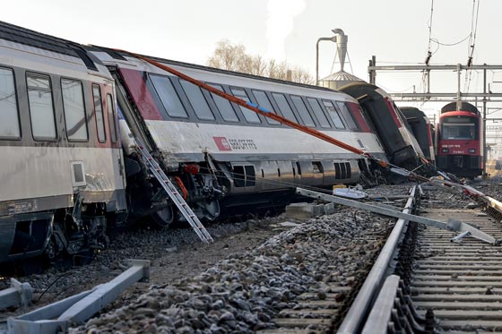  عشرات الجرحى في تصادم بين قطارين شمال سويسرا صورة رقم 9