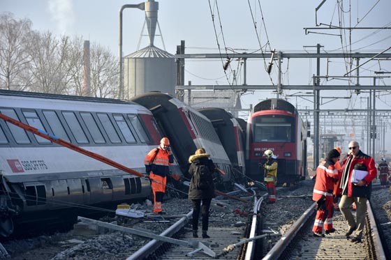  عشرات الجرحى في تصادم بين قطارين شمال سويسرا صورة رقم 1