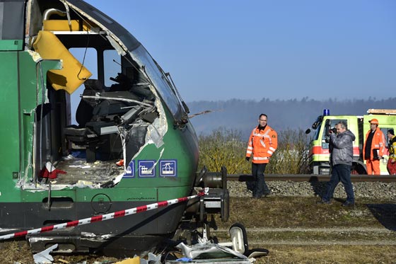  عشرات الجرحى في تصادم بين قطارين شمال سويسرا صورة رقم 10