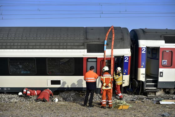  عشرات الجرحى في تصادم بين قطارين شمال سويسرا صورة رقم 11