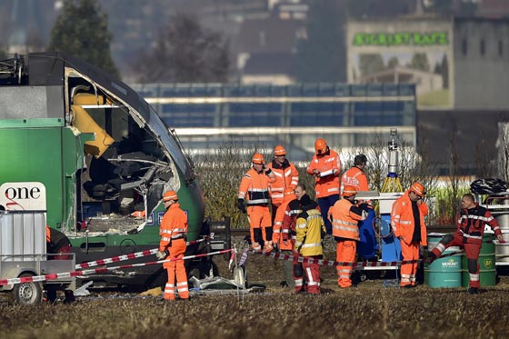  عشرات الجرحى في تصادم بين قطارين شمال سويسرا صورة رقم 12