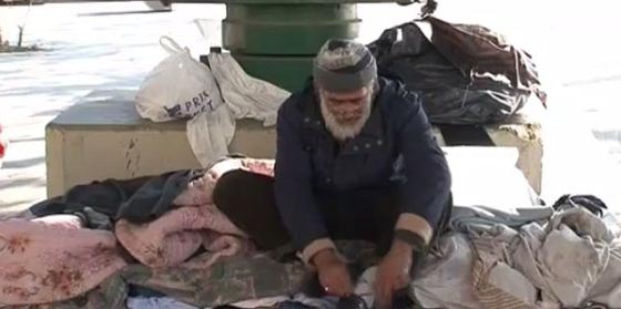  بالفيديو.. قصة شرطي لبناني مشرد يفترش الارض ويلتحف السماء صورة رقم 1