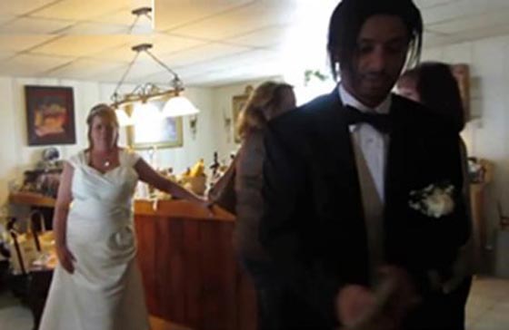 بالفيديو.. ما الذي دفع شابا سعوديا للزواج من امريكية خمسينية؟ صورة رقم 2