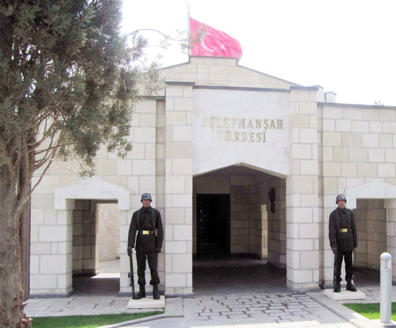 اسطنبول: عملية اخلاء جنود بالقوة من ضريح سليمان شاه في سوريا صورة رقم 1