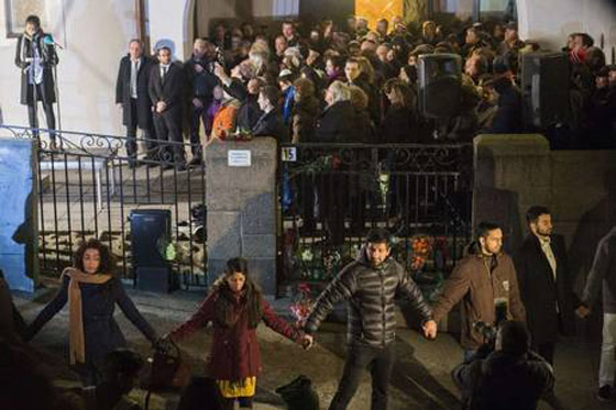 مسلمو النرويج يتضامنون مع يهودها.. ويلتفون في سلسلة بشرية حول معبدهم صورة رقم 1 مسلمو النرويج يتضامنون مع يهودها.. ويلتفون في سلسلة بشرية حول معبدهم صورة رقم 1