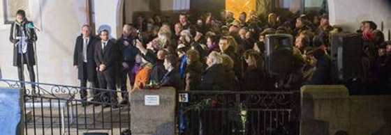 مسلمو النرويج يتضامنون مع يهودها.. ويلتفون في سلسلة بشرية حول معبدهم صورة رقم 4 مسلمو النرويج يتضامنون مع يهودها.. ويلتفون في سلسلة بشرية حول معبدهم صورة رقم 4