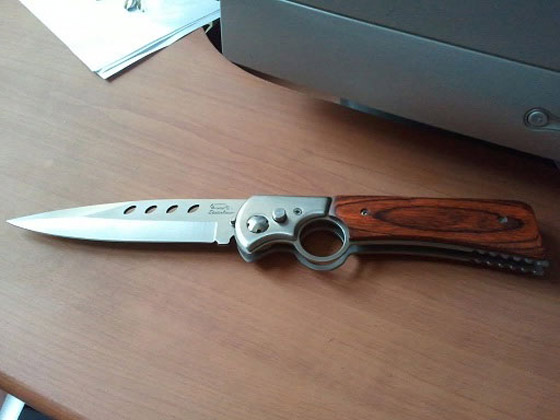  فتاة أردنية تطعن شابا في وجهه لانه طلب منها سيجارة صورة رقم 1