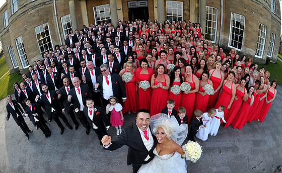 عروسان يدخلان كتاب (غينيس) بدعوة 230 وصيفة ووصيف شرف لزفافهما  صورة رقم 2