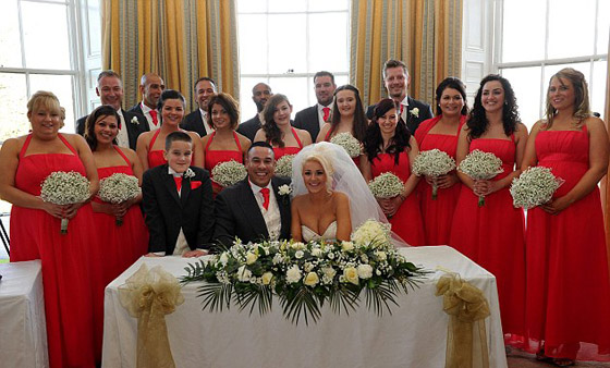 عروسان يدخلان كتاب (غينيس) بدعوة 230 وصيفة ووصيف شرف لزفافهما  صورة رقم 3