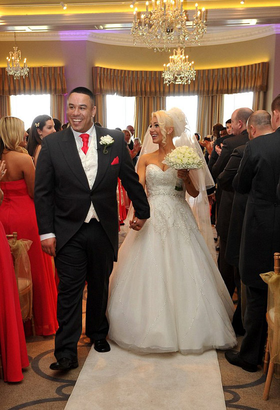 عروسان يدخلان كتاب (غينيس) بدعوة 230 وصيفة ووصيف شرف لزفافهما  صورة رقم 4