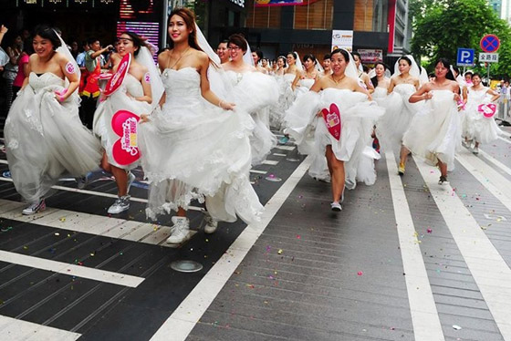 صينيات يستأجرن رجالا لتمثيل دور (بوي فريند) امام الاسرة صورة رقم 3