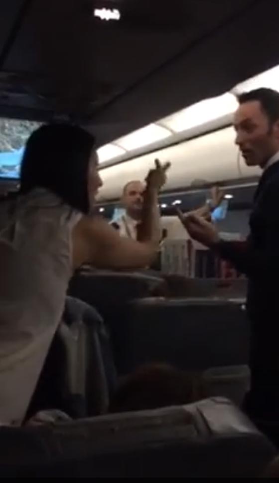  فضيحة.. اسرائيليون ينهالون على مضيفة طيران بالسب والشتائم صورة رقم 2