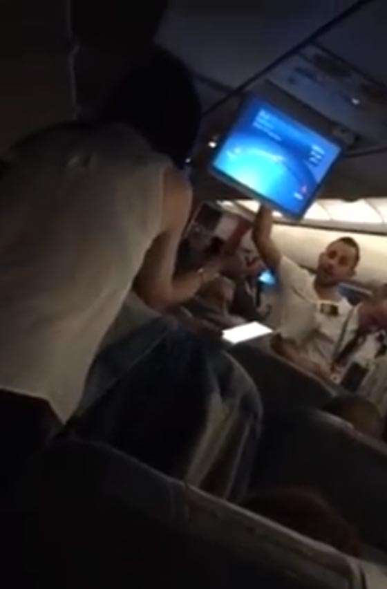  فضيحة.. اسرائيليون ينهالون على مضيفة طيران بالسب والشتائم صورة رقم 3