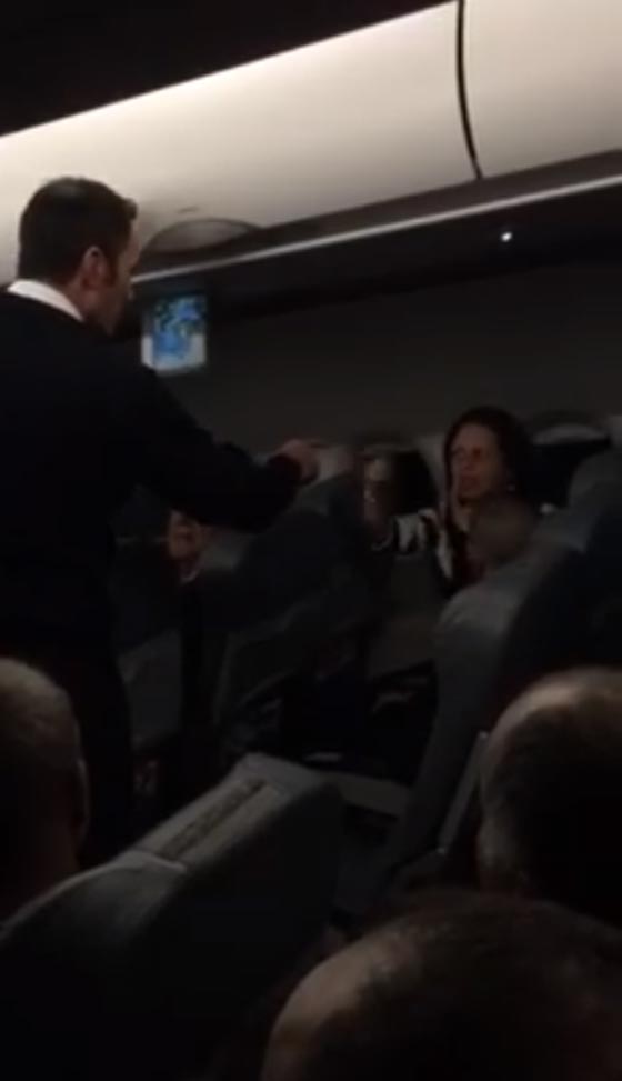  فضيحة.. اسرائيليون ينهالون على مضيفة طيران بالسب والشتائم صورة رقم 1