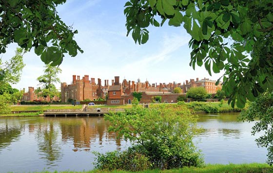 بالصور.. الاشباح تتجول في قصر هامبتون كورت بقيادة الملكة ليدي جين صورة رقم 6