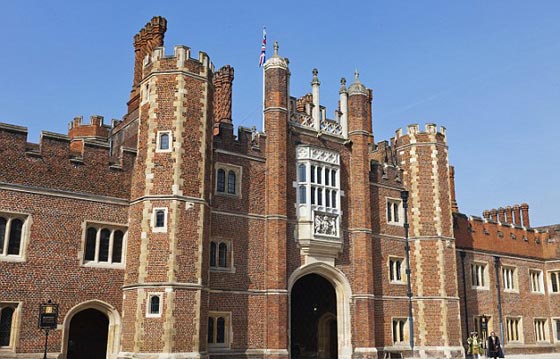 بالصور.. الاشباح تتجول في قصر هامبتون كورت بقيادة الملكة ليدي جين صورة رقم 5