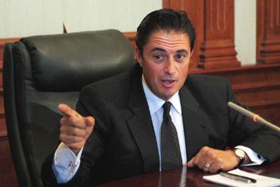 هل هي الغيرة؟ زوجة محافظ الاسكندرية ترافقه مثل ظله! صورة رقم 5