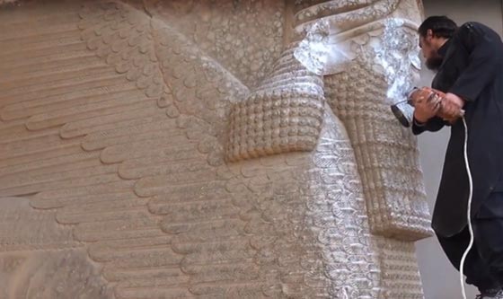  بالفيديو.. عناصر داعش يجهزون على متحف الموصل ويدمرون محتوياته صورة رقم 5