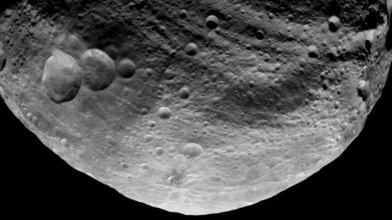 بالصور.. أضواء ساطعة على الكوكب القزم تحير علماء وكالة الفضاء صورة رقم 2 بالصور.. أضواء ساطعة على الكوكب القزم تحير علماء وكالة الفضاء صورة رقم 2