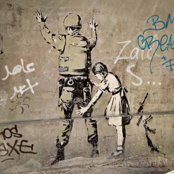 بريشته الخفية.. بانكسي يرسم آلام غزة على بيوتها وجدرانها المدمرة صورة رقم 8