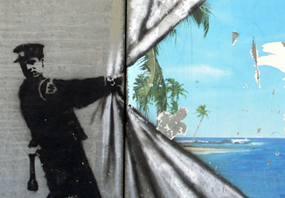 بريشته الخفية.. بانكسي يرسم آلام غزة على بيوتها وجدرانها المدمرة صورة رقم 5