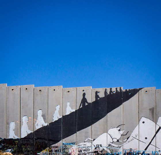 بريشته الخفية.. بانكسي يرسم آلام غزة على بيوتها وجدرانها المدمرة صورة رقم 6