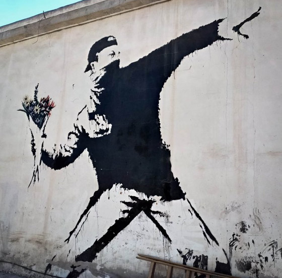 بريشته الخفية.. بانكسي يرسم آلام غزة على بيوتها وجدرانها المدمرة صورة رقم 7