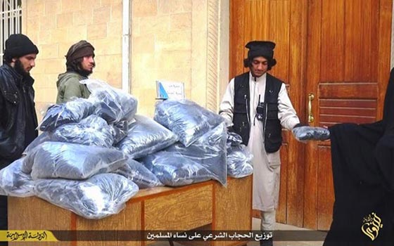 الحجاب.. هدية داعش للنساء المسلمات في العراق صورة رقم 1