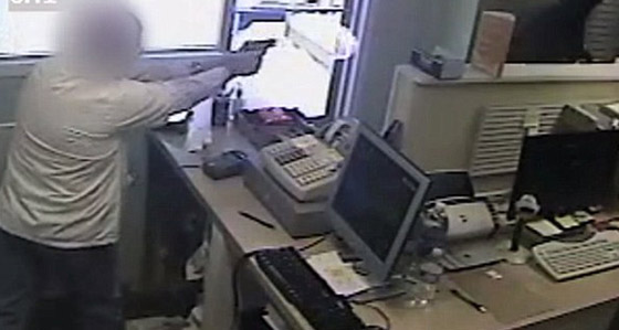 بالفيديو.. شاهد كيف انتهت المعركة بين اللص وصاحب الصيدلية طلقة اثر طلقة صورة رقم 2